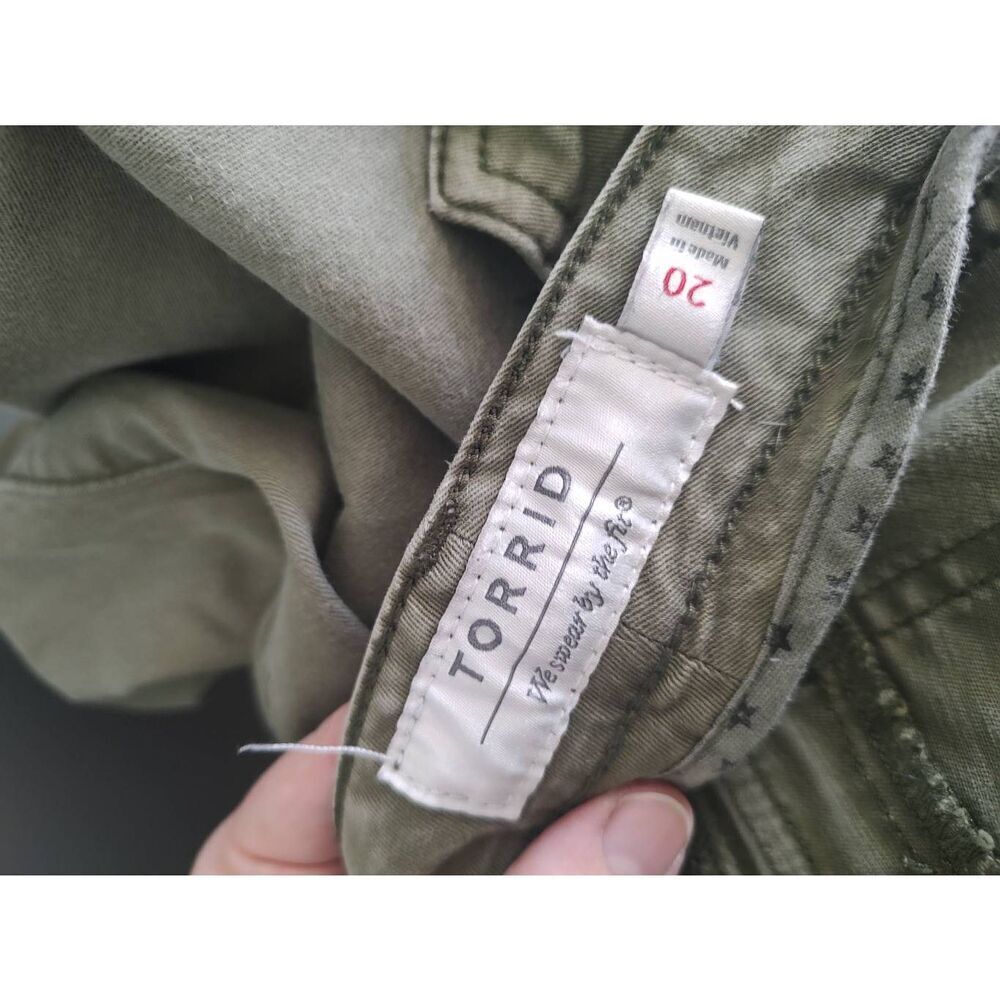 Torrid Women’s Size 20 Plus Green Cropped Utility Pants - Picture 3 of 5